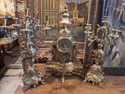 ساعة مع شمعدان عدد٢ نحاس مميز انتيك رائع جدا