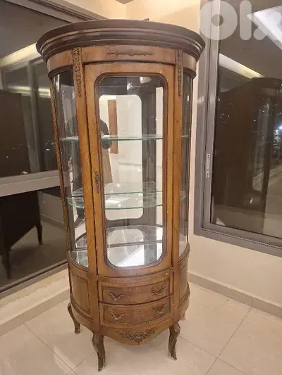 فيترين فخمة خشب جوز انتيك مميزة جدا vitrine