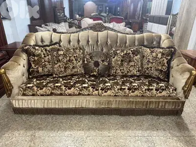 طقم كنبايات حفر خشب زان ملكي خمس قطع وطاولة