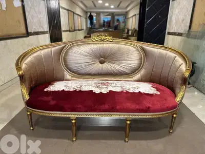 طقم كنبايات ستيل حفر خشب زان مصري ملبس ورق دهب خمس قطع وطاولة