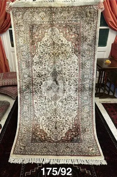سجاد حرير شغل يدوي عدد 4 الكل 350دولار