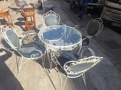 طاولة مع ٤ كراسي فيرفورجي انتيك قديم مميز جدا