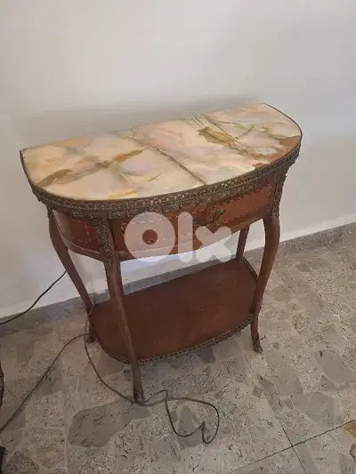 طاولة مميزة ناعمة مع جارور وجه رخام اونكس ايطالي