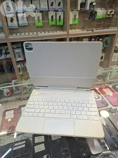 Used magic keyboard 12.9 white english