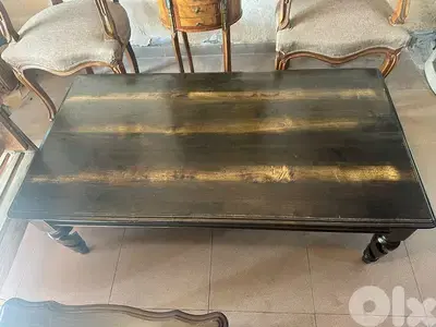 طاولة نص لصالون خشب زان كتير مرتبة ونظيفة