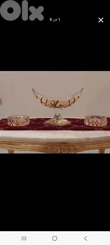 قطعة فنية مكونة من فاز مع صحنين دخان.