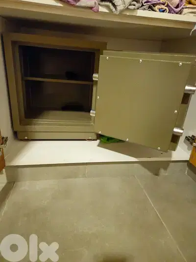 خزنة  Fire proof safe with keys