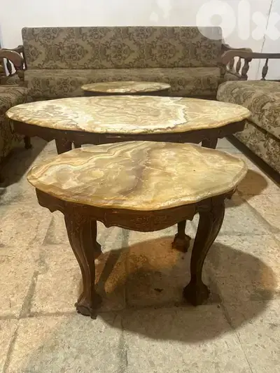 طاولات عدد 3 خشب زان ستيل قديم وجوه رخام اونيكس كتير مرتبين