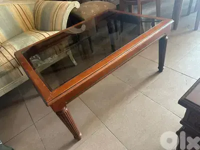 طاولة خشب زان كتير مرتبة ونظيفة