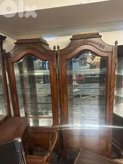 فاترينات مصري اتنين خشب زان انتيك مرصعين نحاس كتير مرتبين