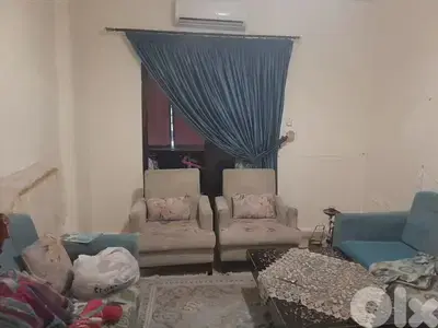 صالون وسجادة وبرداية وطاولة
