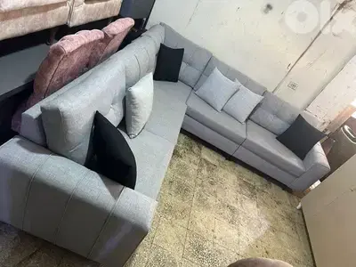 اوضة قعدة زاوية مع طاولة وبف كتير مرتبة