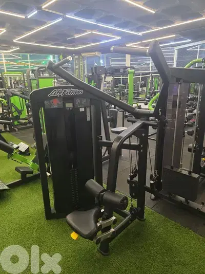 Life Fitness Lat Pulldown Machine – Commercial Gym Equipment