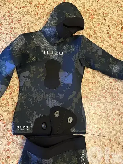 wet suit 5mm brand new. Medium size.
