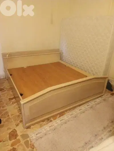 تخت مع فرشة