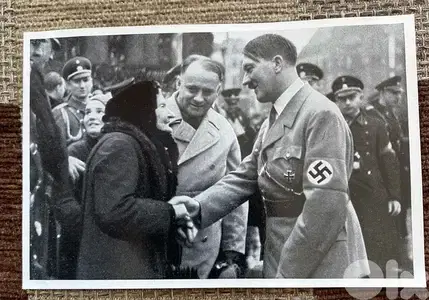 صورة نازي هتلر سنة ١٩٣٥ كانت تعطى مع  السجائر وتجمع داخل البوم