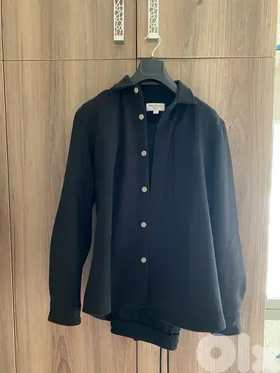 Black Button-Up Shirt – Elegant & Casual