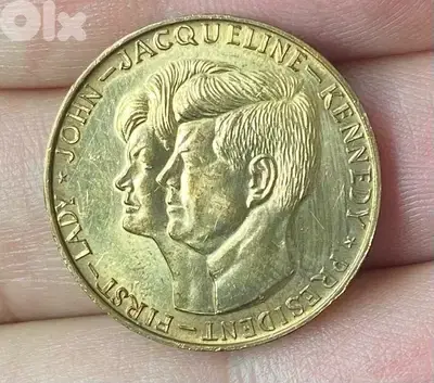 ميدالية اميركي الرئيس كينيدي مع زوجته جاكلين سنة ١٩٦٣