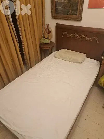 تخت خشب مع فرشة