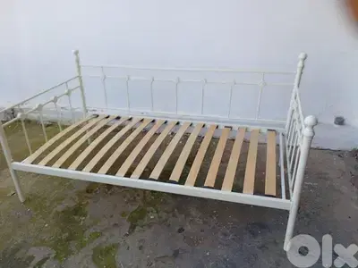 تخت akia شبه جديد