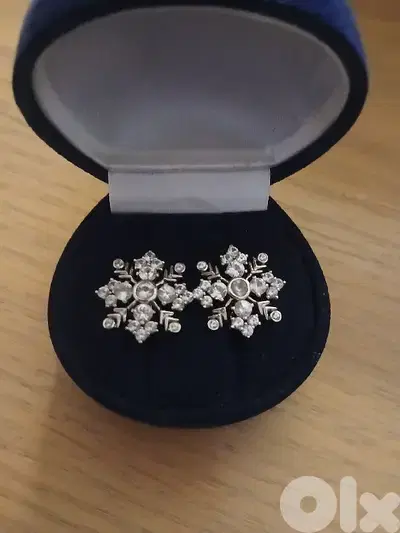 حلق ذهب 14k مرصع بياقوت طبيعي 3.55 قيراط (st diamond)