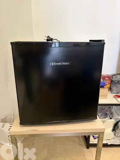 TABLE TOP MINI FRIDGE RUSSELS HOBBS43L