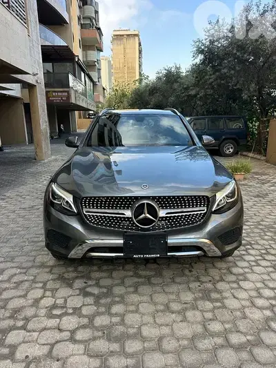 Mercedes GLC 300 4matic 2018 gray on black (clean carfax)