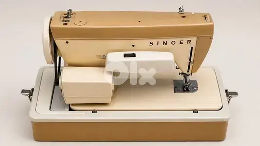 Singer Sewing Machine – Vintage Model – Excellent Condition