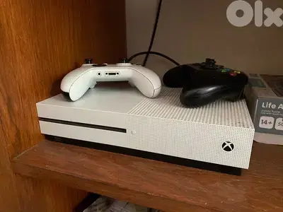 xbox one s with 2 controlles