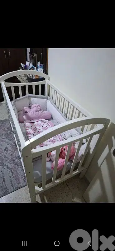 kids crib and 2 single beds