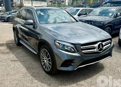 Mercedes-Benz GLC300 4matic AMG Clean Carfax  2018