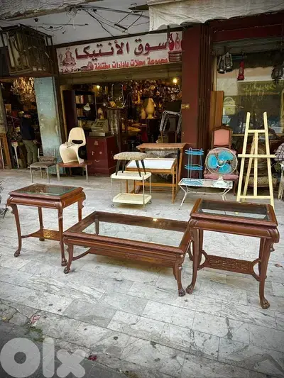 طقم ٣ قطع طاولات انجليزي خشب جوز شيبنديل وجه زجاج ناعم