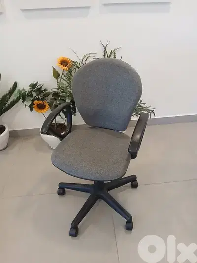 6 OFFICE ARM CHAIRS