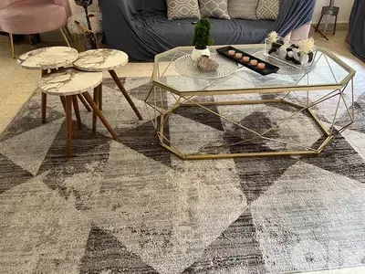 طاوله ونص وسجاد تركي ٣م في ٢م وثلاث طاولات صغيره للتقديم