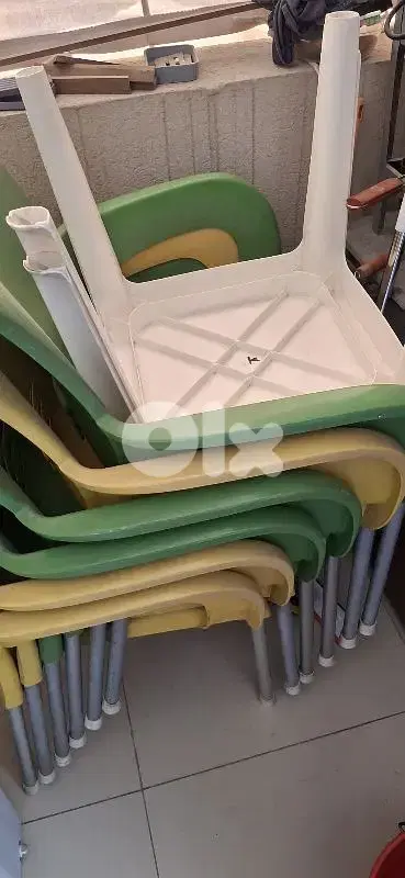 ٦ كراسي وطاولتين 03984984