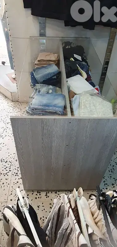 طاولة لبناطلين الجينز او اي شي
