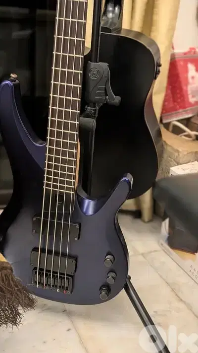 Washburn 5 strings active bass + padded bag