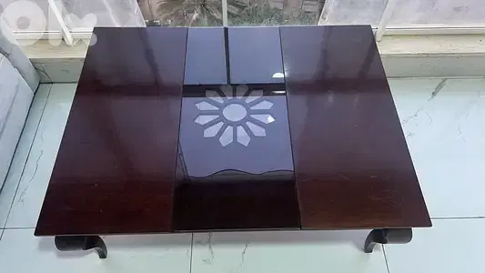 طاولة غرفة قعدة أنيقة ومستعملة بحالة ممتازة  للبيع بسعر مغري