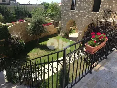 فيلا للبيع في سوق الغرب عاليه