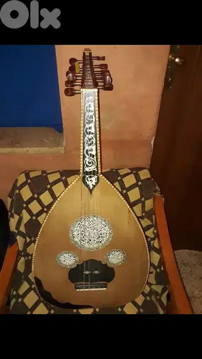 عود إحترافي مُطعَم صوت رخيم رنان خشب ورد وكرز الوجه سيدر صنع إيلي يمين