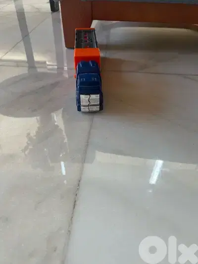 hot wheel truck that has a crashed mode