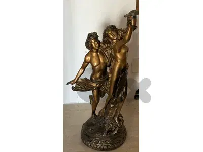 statue