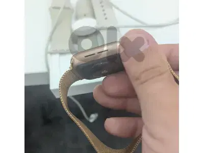 apple se, gold, used like new with charger, zero scratch