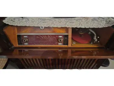 Phillips Vintage radio, turn table and recording