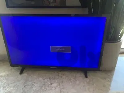 new hardly used big tv screen  led television set with table stand like new