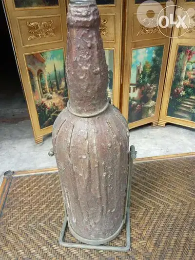 قنينة قديمة مع استاند