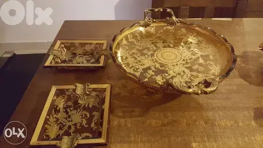 صحن كرستال كبير الحجم جيكي درجه اولى مع عدد ٢ منفضه منقوش بماء الذهب