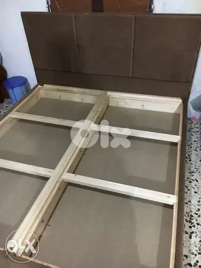 تخت مجوز منجد مع صندوق وفرشه فخم