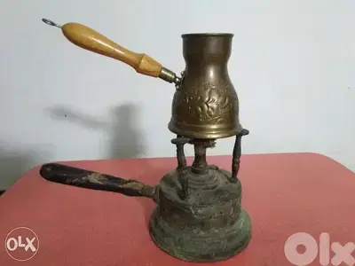 انتيك ببور صغير على السبيرتو مع ركوة قهوة نحاس قديمين