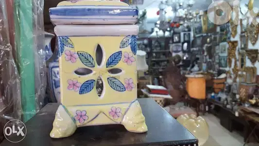 تحفة بورسلين قديم